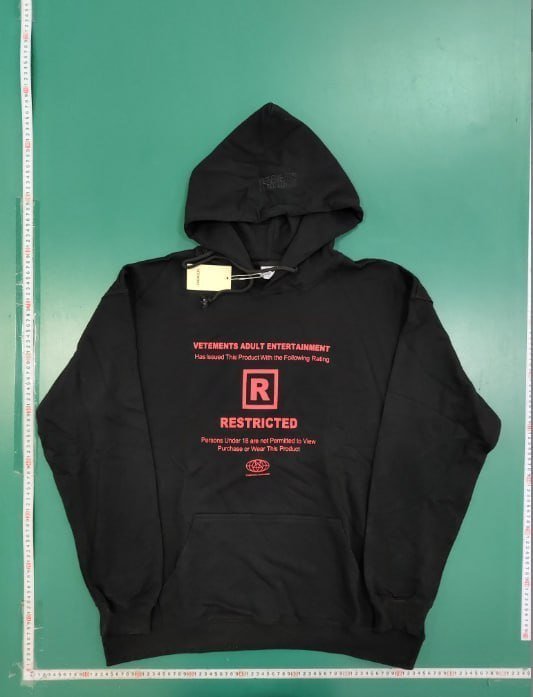 Vetements hoodie (34 CP)