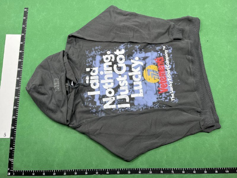 Vetements hoodie (34 CP)