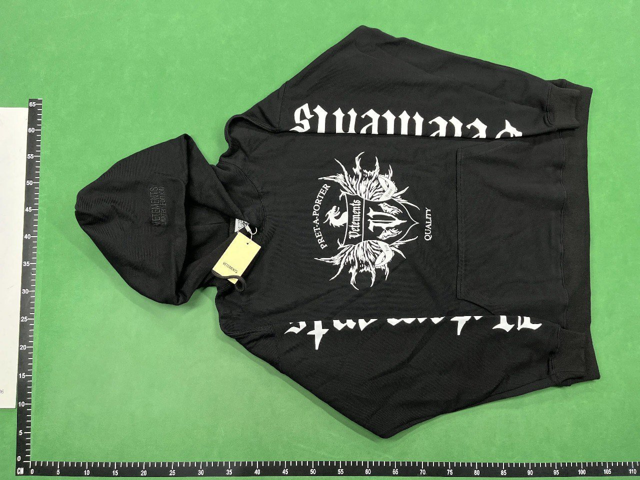 Vetements hoodie (34 CP)