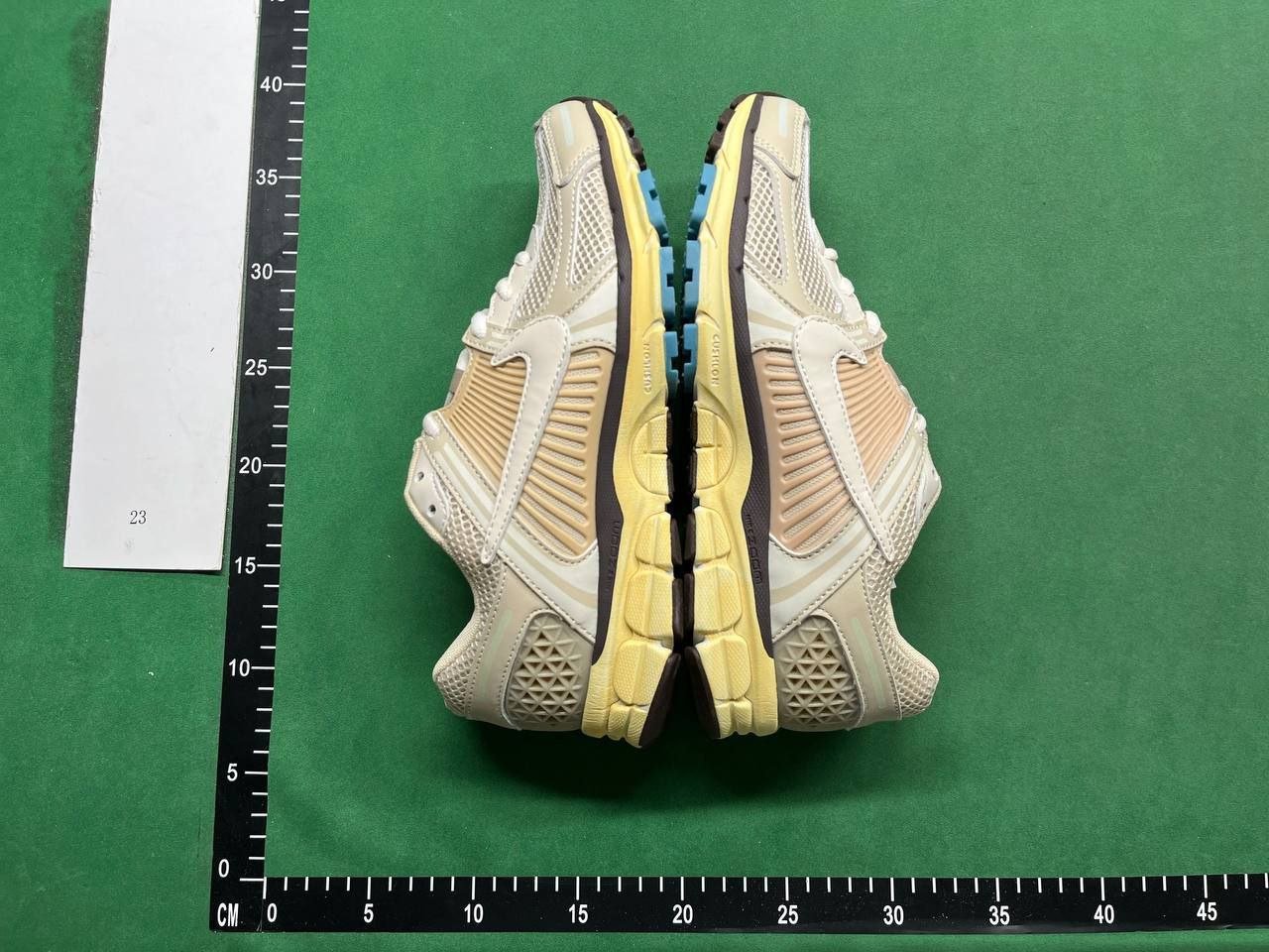 nike zoom Vomero 5 