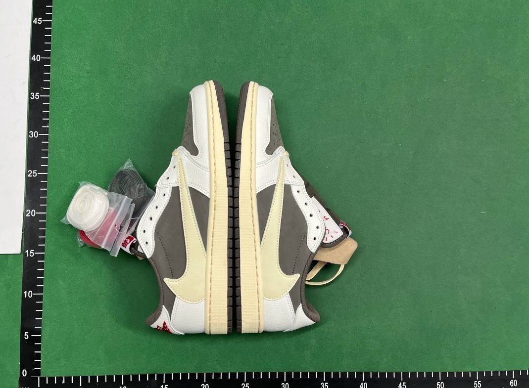 JORDAN 1 x TRAVIS