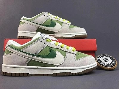 NIKE  SB Dunk Low
